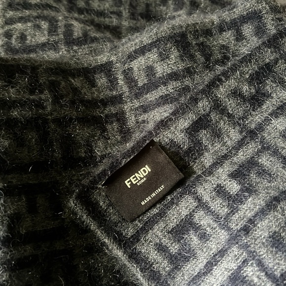 Fendi scarf 🧣 - Picture 3 of 4